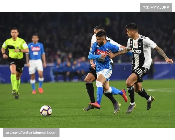 克雷莫纳vs桑普多利亚，比赛因球迷投掷烟火中断，当时客队正于肋部组织攻势